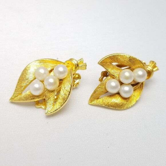 Vintage Leaf and Faux Pearl Clip On Earrings, Gold Tone 80s Style, Estate - Picture 6 of 6